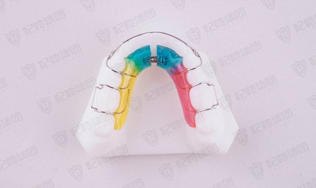 下颌螺旋簧缩弓矫治器